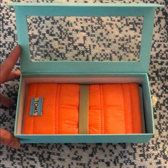 Toms Accessories - Toms puffy sunglasses case